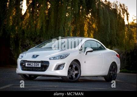 Peugeot 308cc Blanc Roland Garros voiture sport décapotable. Banque D'Images