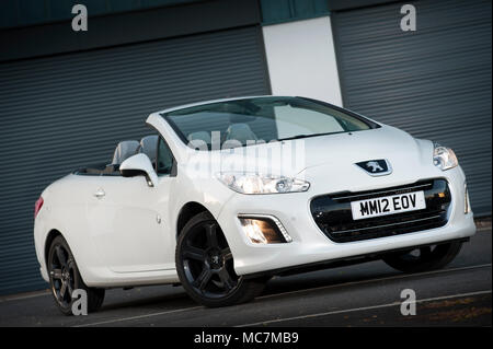 Peugeot 308cc Blanc Roland Garros voiture sport décapotable. Banque D'Images