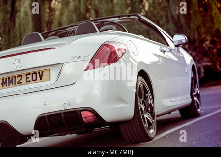 Vue arrière d'une Peugeot 308cc blanc Roland Garros voiture sport décapotable. Banque D'Images