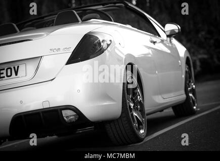 Vue arrière d'une Peugeot 308cc blanc Roland Garros voiture sport décapotable. Banque D'Images