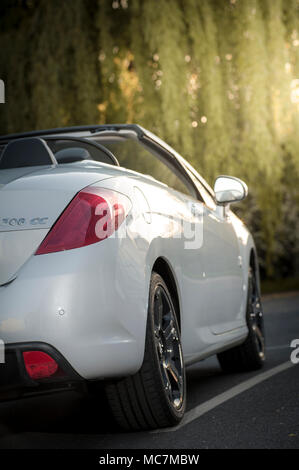 Vue arrière d'une Peugeot 308cc blanc Roland Garros voiture sport décapotable. Banque D'Images