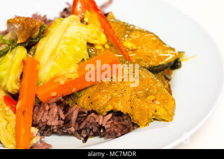 Les coûts de l'alimentation est le riz thaïlandais menu berry et curry et sur fond blanc. Il copie espace et focus de sélection. Banque D'Images