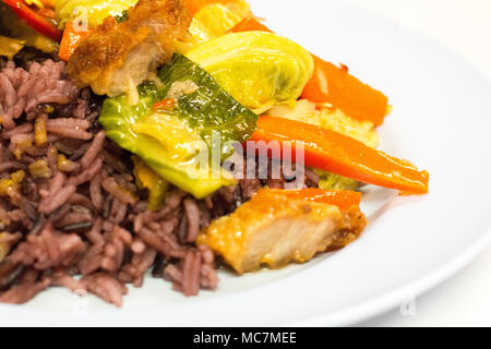 Les coûts de l'alimentation est le riz thaïlandais menu berry et curry et sur fond blanc. Il copie espace et focus de sélection. Banque D'Images