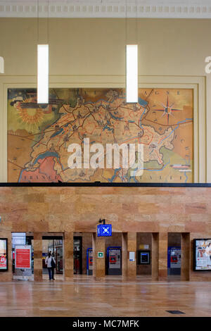 Genève, Suisse, le 10 avril 2018, la gare, les voyageurs peuvent également découvrir les deux peintures murales faites par l'Argovian Max Weber pour l'ouverture Banque D'Images