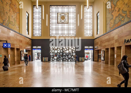 Genève, Suisse, le 10 avril 2018, la gare, les voyageurs peuvent également découvrir les deux peintures murales faites par l'Argovian Max Weber pour l'ouverture Banque D'Images