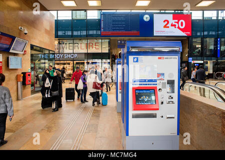 Genève, Suisse, le 10 avril 2018 : hall principal de la gare de Genève Cornavin qui donne accès à toutes les plates-formes Banque D'Images