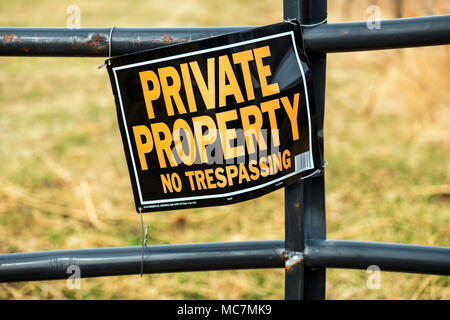 "La propriété privée, Entrée interdite : signe sur le centre du Colorado clôture ranch Banque D'Images