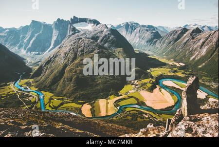 Paysage des montagnes de la vallée de la rivière et vue aérienne paysage voyage nature scandinave en Norvège Romsdalseggen ridge Banque D'Images