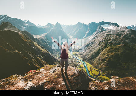 Femme les bras levés debout sur la falaise d'un mode de vie sain voyage paysage montagnes voyage escapade vacances d'aventure en Norvège Banque D'Images