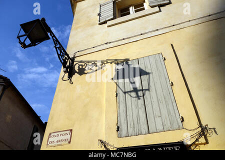 Les ombres du soir sur les bâtiments historiques à Arles, France, 2018 Banque D'Images