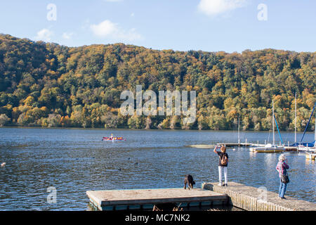 Hagen, Ruhr, Rhénanie du Nord-Westphalie, Allemagne - 14 octobre 2017 : le lac de Harkortsee lors d'une journée ensoleillée Banque D'Images