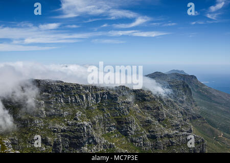 Des nuages orographiques assis sur le haut de Table Mountain, Afrique du Sud Banque D'Images