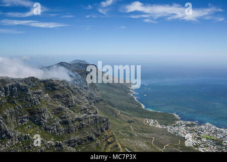 Des nuages orographiques assis sur le haut de Table Mountain, Afrique du Sud Banque D'Images