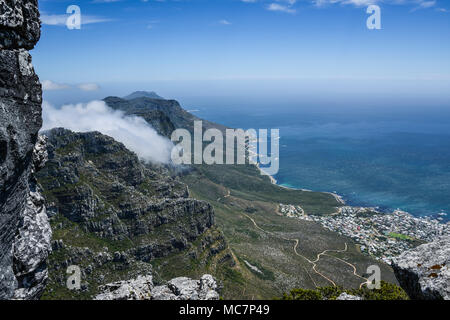 Des nuages orographiques assis sur le haut de Table Mountain, Afrique du Sud Banque D'Images