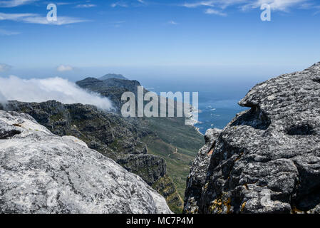 Des nuages orographiques assis sur le haut de Table Mountain, Afrique du Sud Banque D'Images