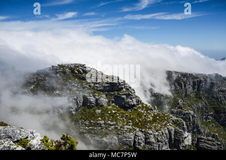 Des nuages orographiques assis sur le haut de Table Mountain, Afrique du Sud Banque D'Images