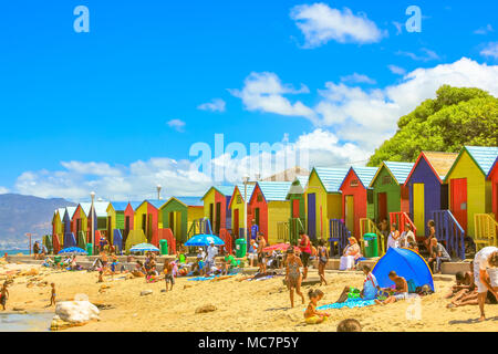 Cape Town, Afrique du Sud - 10 janvier 2014 : beaucoup de personnes sur la célèbre plage de cabines colorées de plage blanche de Muizenberg à Cape Town, Western Cape, ville Banque D'Images