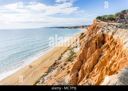 De hautes falaises Beutiful le long de la plage de Falesia et l'océan Atlantique à Albufeira, Algarve, Portugal Banque D'Images