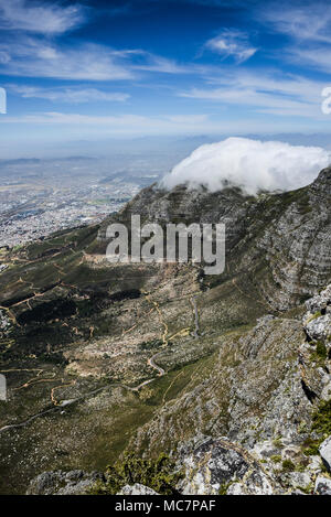 Assis sur le dessus des nuages de Devil's Peak vu de Table Mountain, Cape Town, Afrique du Sud Banque D'Images