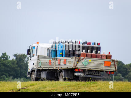 Krasnodar, Russie - le 20 juillet 2017 : le transport des marchandises dangereuses. Les cylindres avec le propane et d'oxygène dans le camion. Banque D'Images