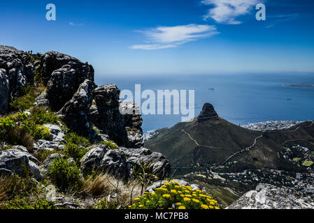 La montagne de la tête de lion, Signal Hill, Robben Island et Table Bay vu du haut de Table Mountain, Cape Town, Afrique du Sud Banque D'Images