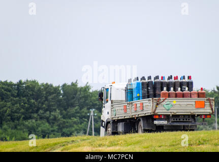 Krasnodar, Russie - le 20 juillet 2017 : le transport des marchandises dangereuses. Les cylindres avec le propane et d'oxygène dans le camion. Banque D'Images