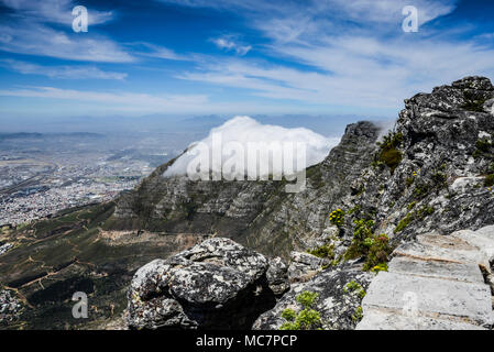 Assis sur le dessus des nuages de Devil's Peak vu de Table Mountain, Cape Town, Afrique du Sud Banque D'Images