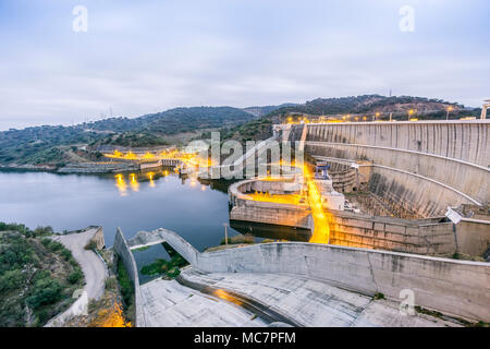 Sur l'eau de la centrale d'Alqueva dam entre les districts de Beja et Evora, Portugal Banque D'Images