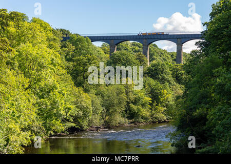 Pont, Wrexham, Wales, UK - 31 août 2016 : La vue de la Gate Road Bridge, à la rivière Dee, avec des gens un stering 15-04 Banque D'Images