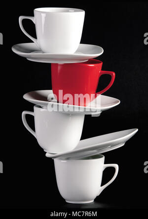 Pile de tasses de café vides sur fond noir Banque D'Images