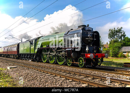 LNER Peppercorn Class A1 60163 Tornado nouvelle locomotive à vapeur tirant Yorkshire Pullman à York. Achevé en 2008, il fonctionne souvent sur les grandes lignes britanniques Banque D'Images