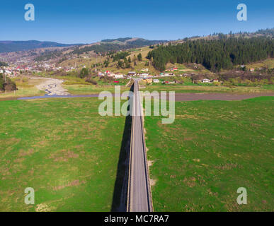 Vue aérienne de long pont en Roumanie Banque D'Images