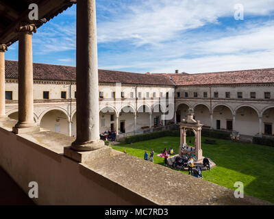 Cour intérieure du cloître de l'abbaye de Carceri vu de la loge supérieure. Banque D'Images