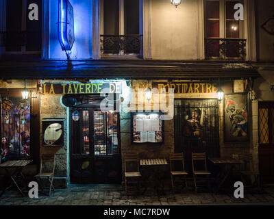 Montmartre, Paris - 7 janvier 2018 : soirée vue d'un restaurant typique dans le quartier des artistes de Montmartre, Paris. Banque D'Images