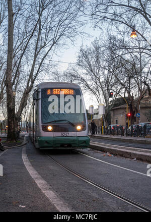 Le tramway moderne à Rome près du zoo ou Bioparco Banque D'Images