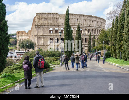 Les touristes regarder le Colisée de Rome Banque D'Images