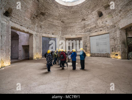 Tour group à l'intérieur de la Domus Aurea à Rome Banque D'Images