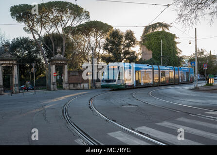 Le tramway moderne à Rome près du zoo ou Bioparco Banque D'Images