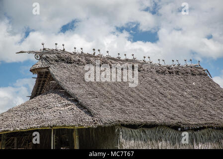 Détail de la décoration du toit d'une maison sur pilotis, typique village Korogo, Moyen Sepik, Papouasie Nouvelle Guinée Banque D'Images