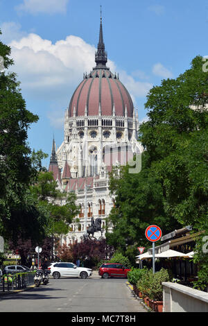 Vue de la place de la liberté sur le bâtiment du parlement hongrois dans la capitale Budapest - Hongrie. Banque D'Images