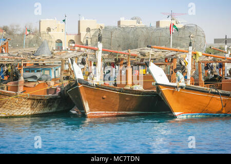 ABU DHABI, UAE - Mars 27, 2005 : pêche en bois traditionnels dhows amarré dans le port de boutres à Abu Dhabi, capitale des Émirats arabes unis. Banque D'Images