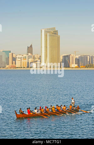 ABU DHABI, UAE - Mars 27, 2006 : aviron rameurs arabe traditionnel un longboat en face de la Corniche d'Abu Dhabi en fin d'après-midi. Banque D'Images