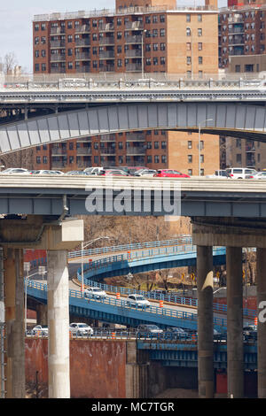 La conception des routes urbaines jonctions montrant, ponts, rampes et le tout dans un environnement encombré dans la ville avec une circulation fluide Banque D'Images