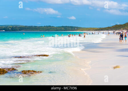 Hyams Beach, , Australia-March 31, 2018 : les personnes bénéficiant du beau temps à Hyams Plage avec sable fin et blanc, une charmante station village. Banque D'Images