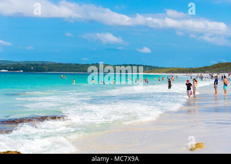 Hyams Beach, , Australia-March 31, 2018 : les personnes bénéficiant du beau temps à Hyams Plage avec sable fin et blanc, une charmante station village. Banque D'Images