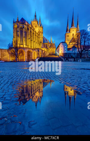 La célèbre cathédrale et l'église Severi à Erfurt au crépuscule reflété dans une flaque Banque D'Images