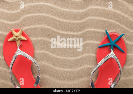 Tongs roses et des étoiles de mer sur le sable de la plage. Concept de reste. Vue de dessus Banque D'Images