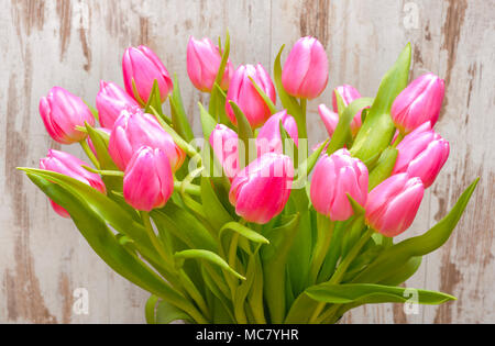 Bouquet de fleurs colorées isolé sur fond Banque D'Images