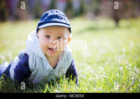 Cute little baby boy, l'alimentation de l'enfant peu bunny avec des carottes en parc, à l'extérieur Banque D'Images