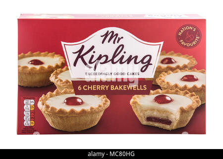 SWINDON, Royaume-Uni - 14 avril 2018 : M. Kipling 6 Cherry's Bakewell, extrêmement bons gâteaux sur un fond blanc Banque D'Images